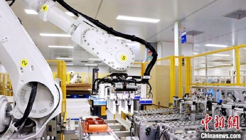 圖為資料圖，海辰儲(chǔ)能自動(dòng)分檔打包機(jī)器人。?曾欣平供圖